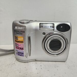 Nikon Coolpix 5600 Silver Digital Camera